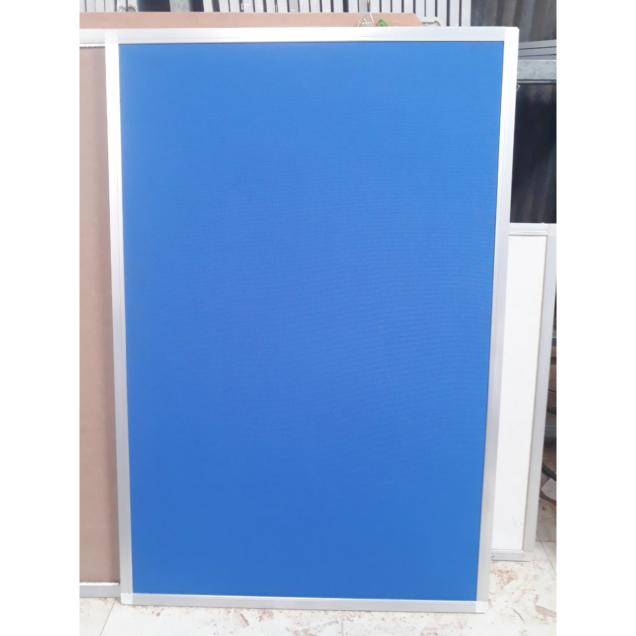 Bảng ghim nỉ xanh 60 x80 cm