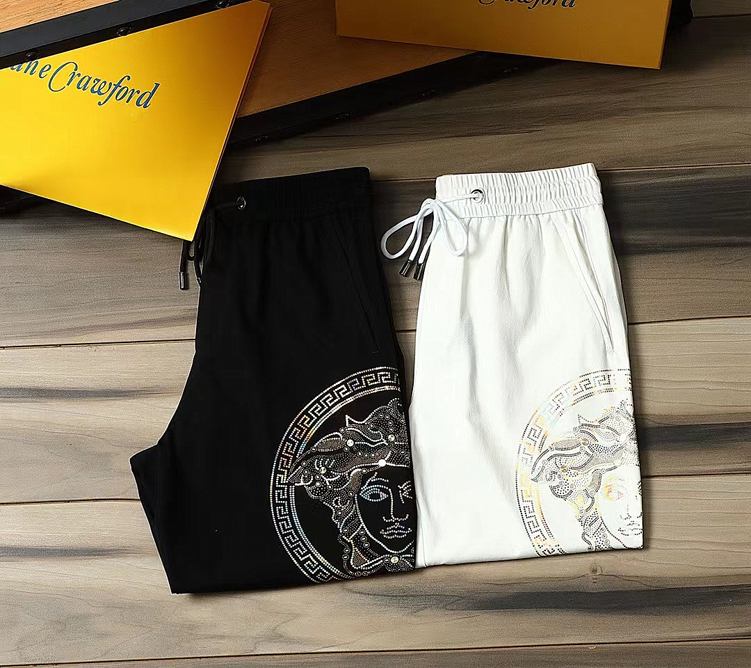 Quần short đùi nam cao cấp TC với thiết kế logo đính đá bền đẹp, dộc đáo, lưng chun dây rút co dãn chất cotton thoáng mát, phong cách trẻ trung, năng động, thể thao-2282