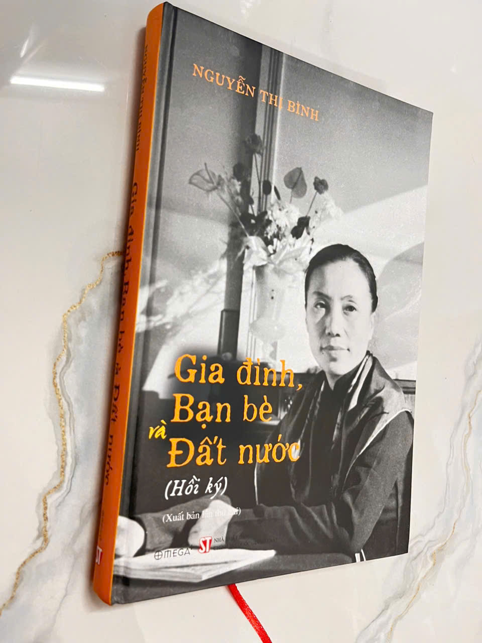 Hồi Ký Nguyễn Thị Bình - Gia Đình, Bạn Bè Và Đất Nước - Bìa Cứng