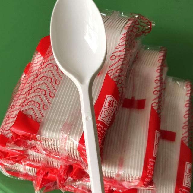 50 thìa nhựa màu trắng sứ cao cấp