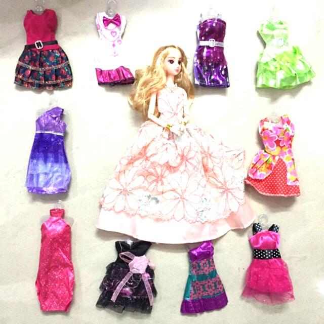 Búp bê và 10 áo đầm