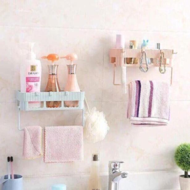 Kệ chữ nhật có chỗ treo khăn trong phòng tắm