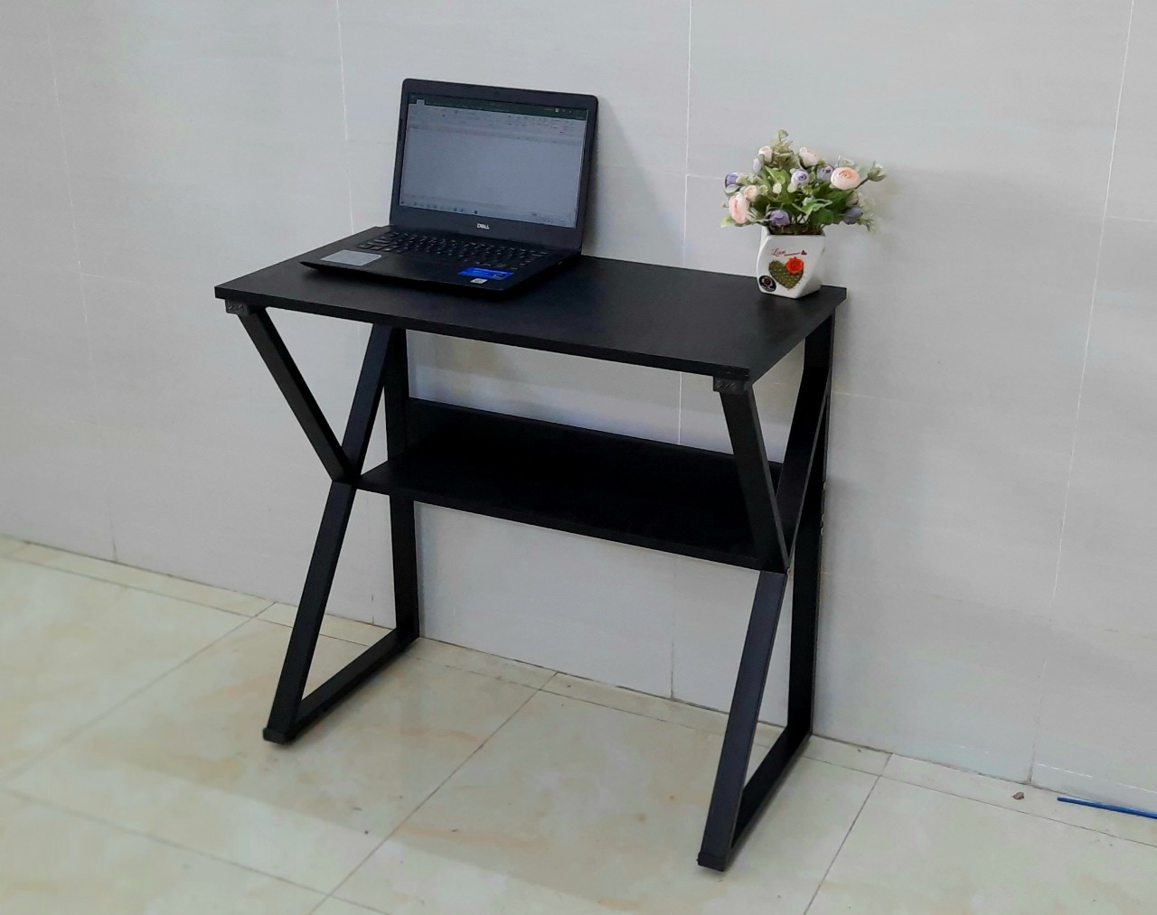 Bàn làm việc chân sắt.có kệ lửng. Chân chữ K.chân đen mặt đen. 80x40 cm