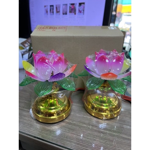 Bộ  2 đèn hoa sen  nhựa để  bàn thờ 7 màu rất đẹp và sang trọng  , phù  hợp thờ cúng ông bà , tổ tiên , thần tài , ông địa , thờ Phật , giúp cho không gian thờ phụng trở nên sinh động và ấm áp hơn 