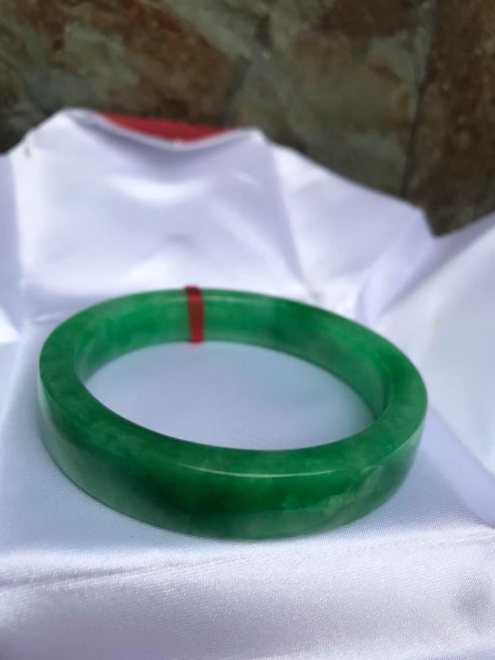 VÒNG TAY ĐÁ CẨM THẠCH BẢN VUÔNG ĐẬU LÝ I 56mm x BẢN CAO 12mm X DẦY 7mm CHUẨN VÒNG ĐẸP MÀU XANH LÁ ĐẬM ĐỀU BÓNG ĐẸP LẮM LUÔN Ạ NỮ 55kg - 68kg ĐEO