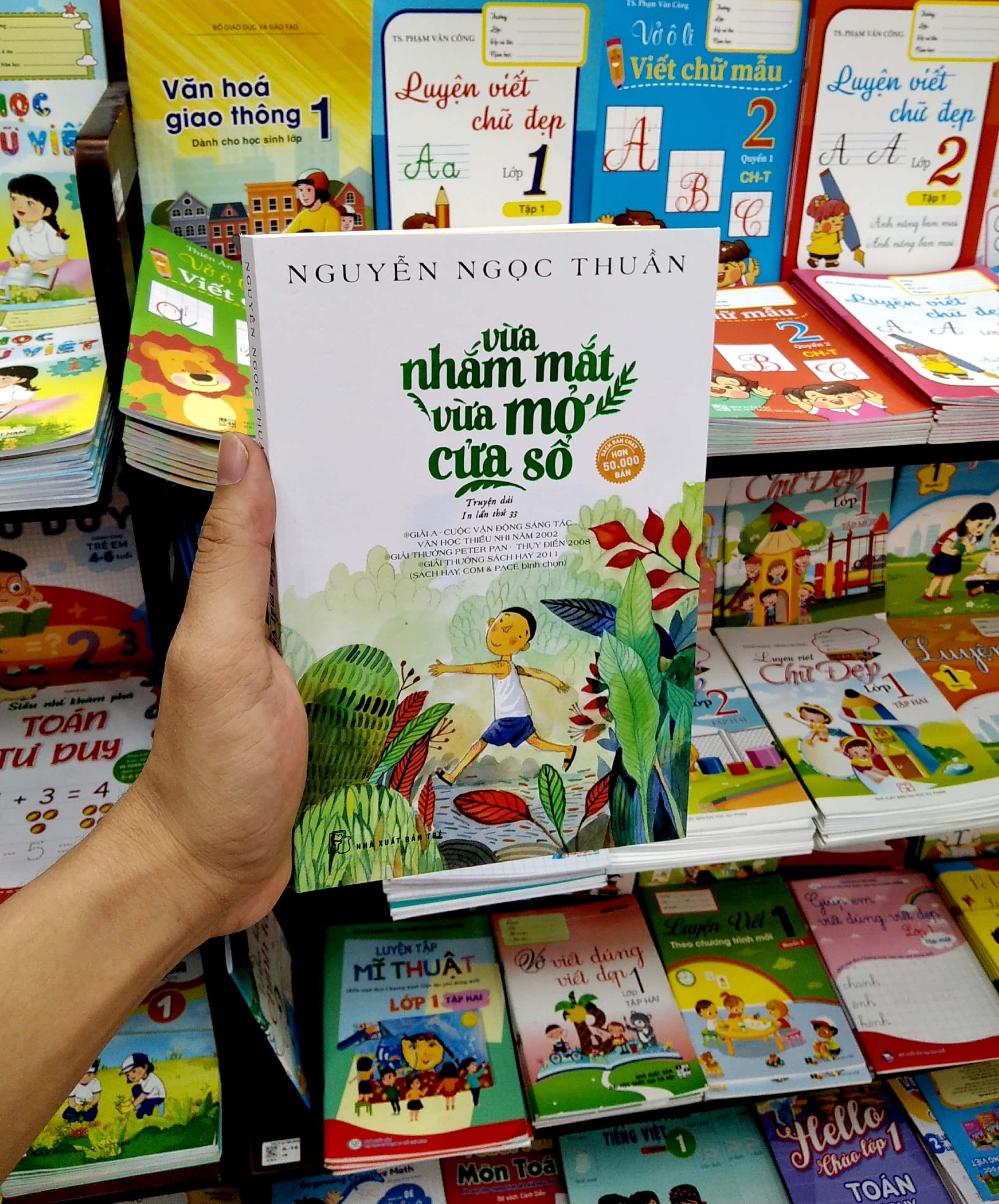 Vừa Nhắm Mắt Vừa Mở Cửa Số (Tái Bản 2022)