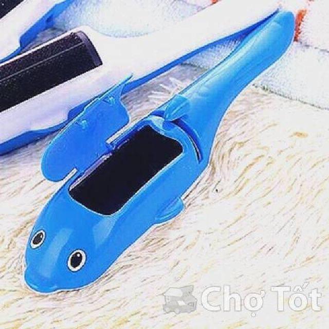 Dụng cụ lăn bụi Quần Aó Hình Con Cá Heo