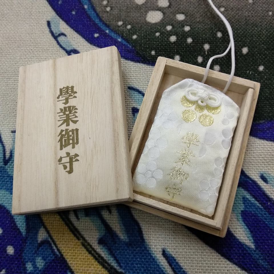 Set omamori học hành và hộp gỗ Nhật Bản