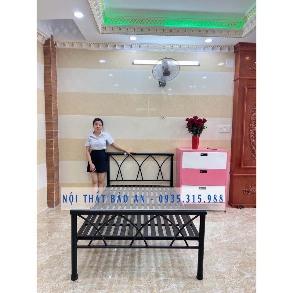 Giường sắt mỹ nghệ đan chéo nhiều kích thước, tháo lắp dễ dàng