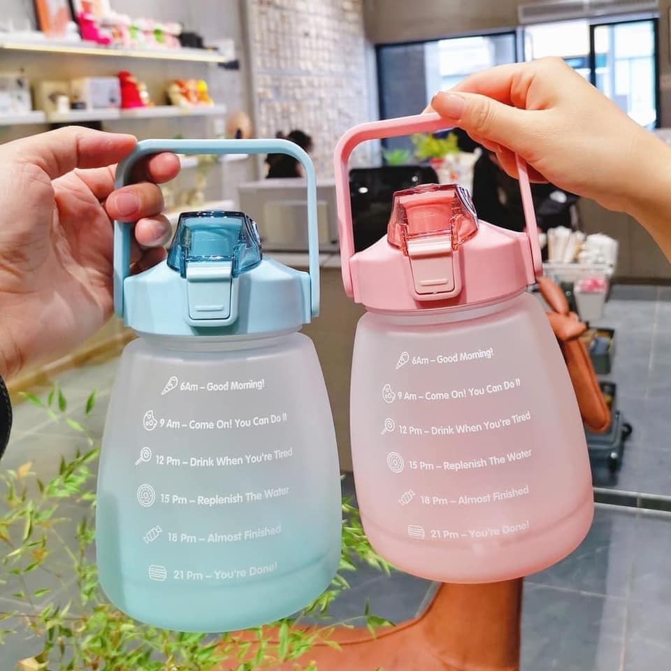 BÌNH NƯỚC CHIA VẠCH STICKER CÓ ỐNG HÚT, DUNG TÍCH 1300ML TIỆN DỤNG