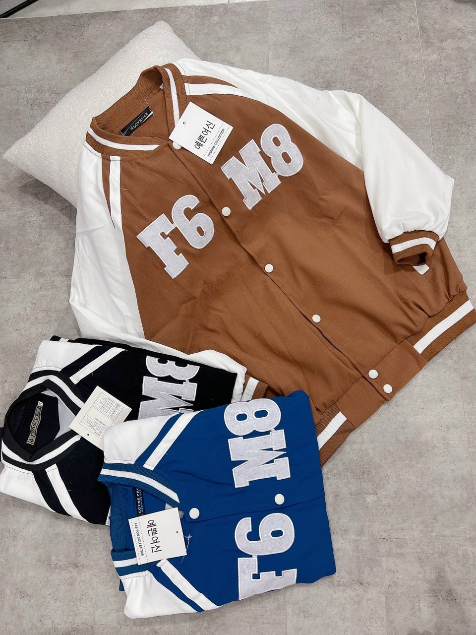 Áo khoác bomber nhung tăm cúc bấm thêu F6M8 NAM NỮ FORM RỘNG CỰC XIN Chất Nhung 2 Lớp Mềm Mịn,Logo Thêu họa tiết cá tính , Dáng Trẻ Trung hàn quốc,Kiểu Áo Đẹp thời trang Hot