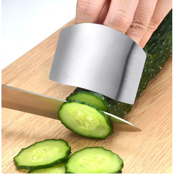 Dụng cụ bảo vệ ngón tay khi cắt thái thực phẩm/Miếng inox xỏ ngón tránh cắt vào tay
