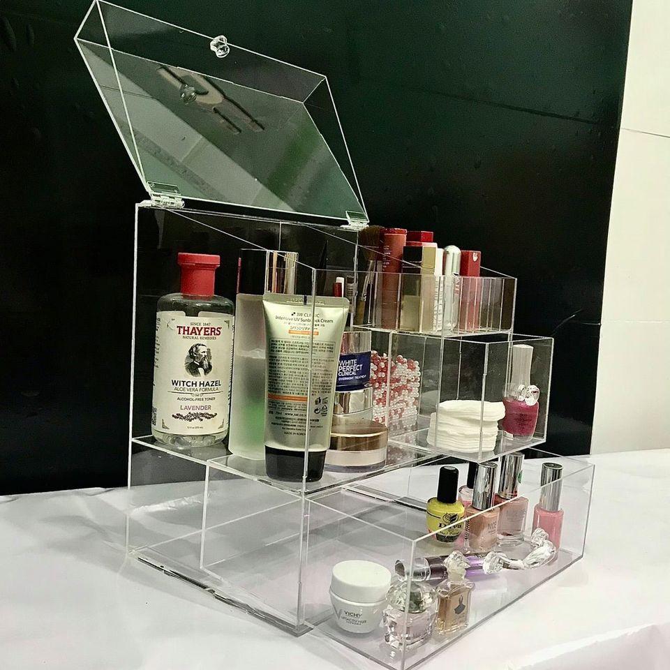 Kệ trưng bày mỹ phẩm cao cấp-Kệ mica trong suốt