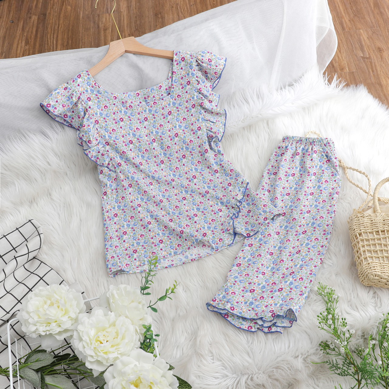Đồ bộ lửng mặc nhà hoa nhí chất lụa Thái cực mát