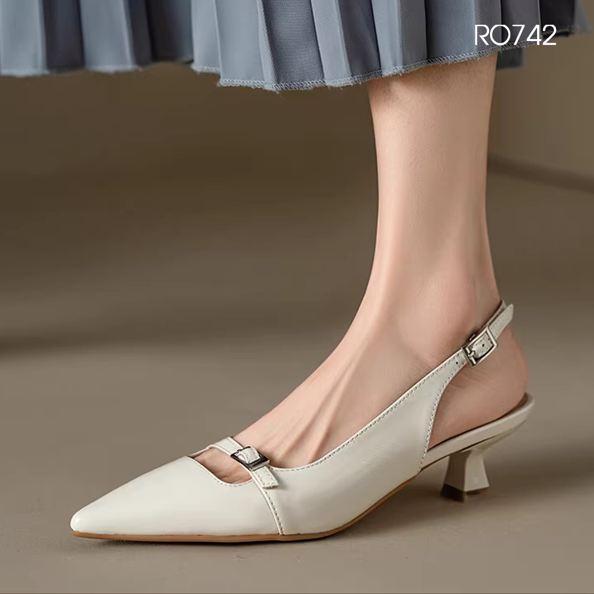 Giày nữ mũi nhọn, quai sau ROSATA RO742 - 4p - Đen, Kem - BKSTORE