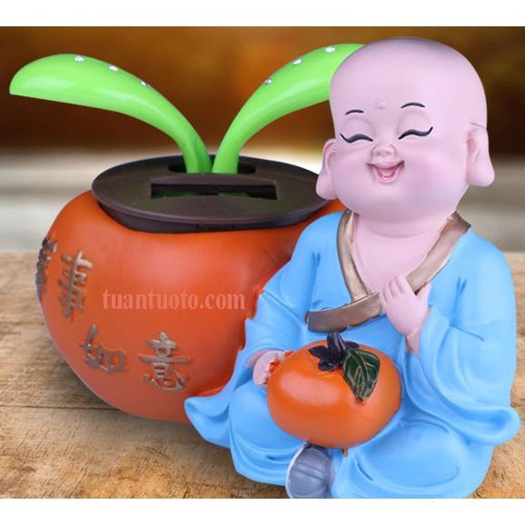 Tiểu hòa thượng và cây lắc lư để trên ô tô