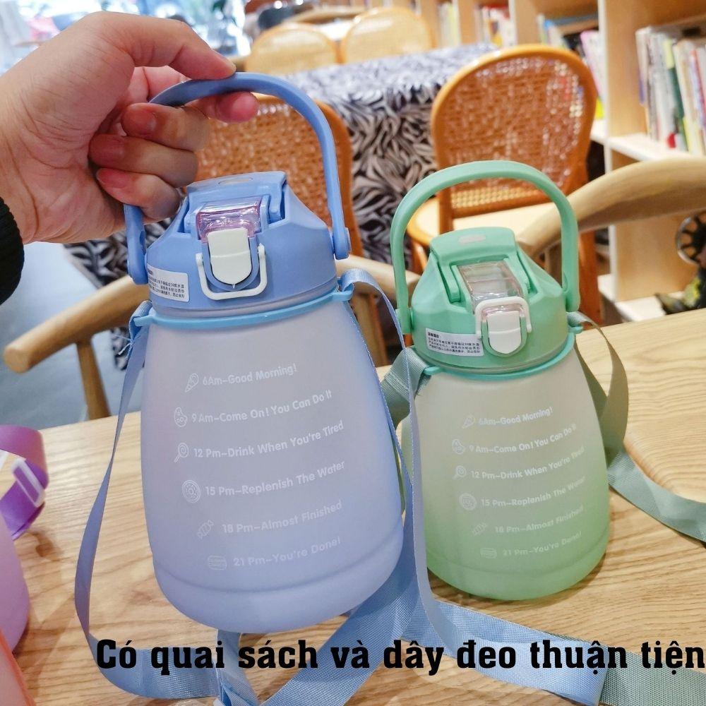 Bình đứng nước chia vạch theo giờ kèm ống hút và stiker cho bé đi học bằng nhựa dung tích 1300 ml