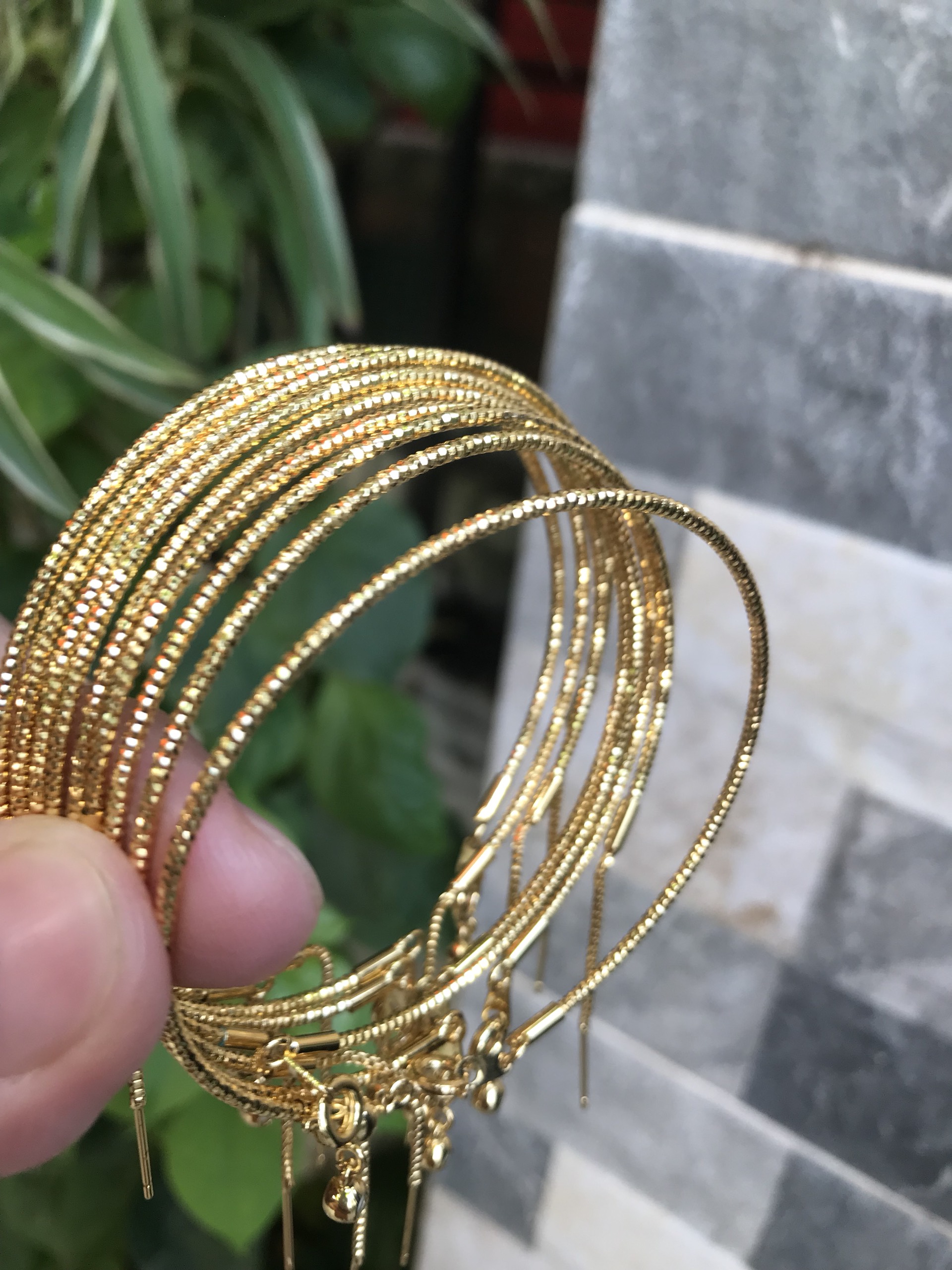 Vòng tay nữ mạ vàng các Chị về phối với hạt charm của mình đeo tay xinh lắm  ạ