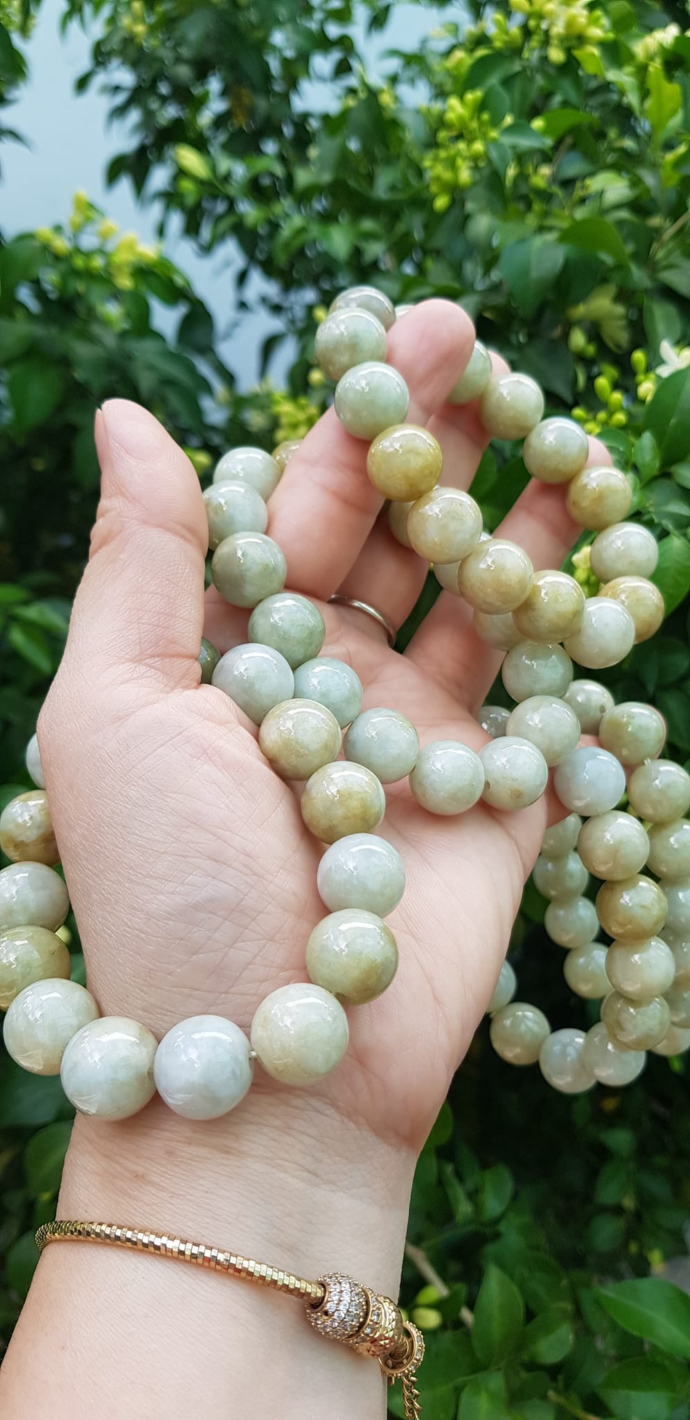 Vòng tay chuỗi nam nữ đá cẩm thạch tự nhiên trắng vàng bóng ngời Vòng size hạt 13mm Màu trắng vàng đất nhẹ bóng mượt thiệt đẹp ạ
