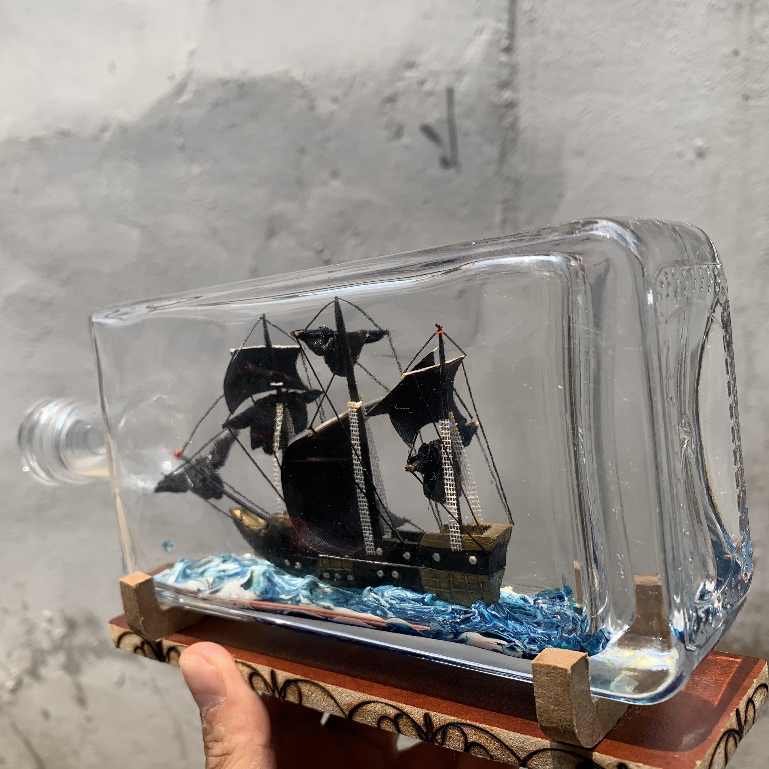 Mô hình thuyền cướp biển Black Pearl Pirates of Caribbean trong chai thủy tinh - Dài 25cm