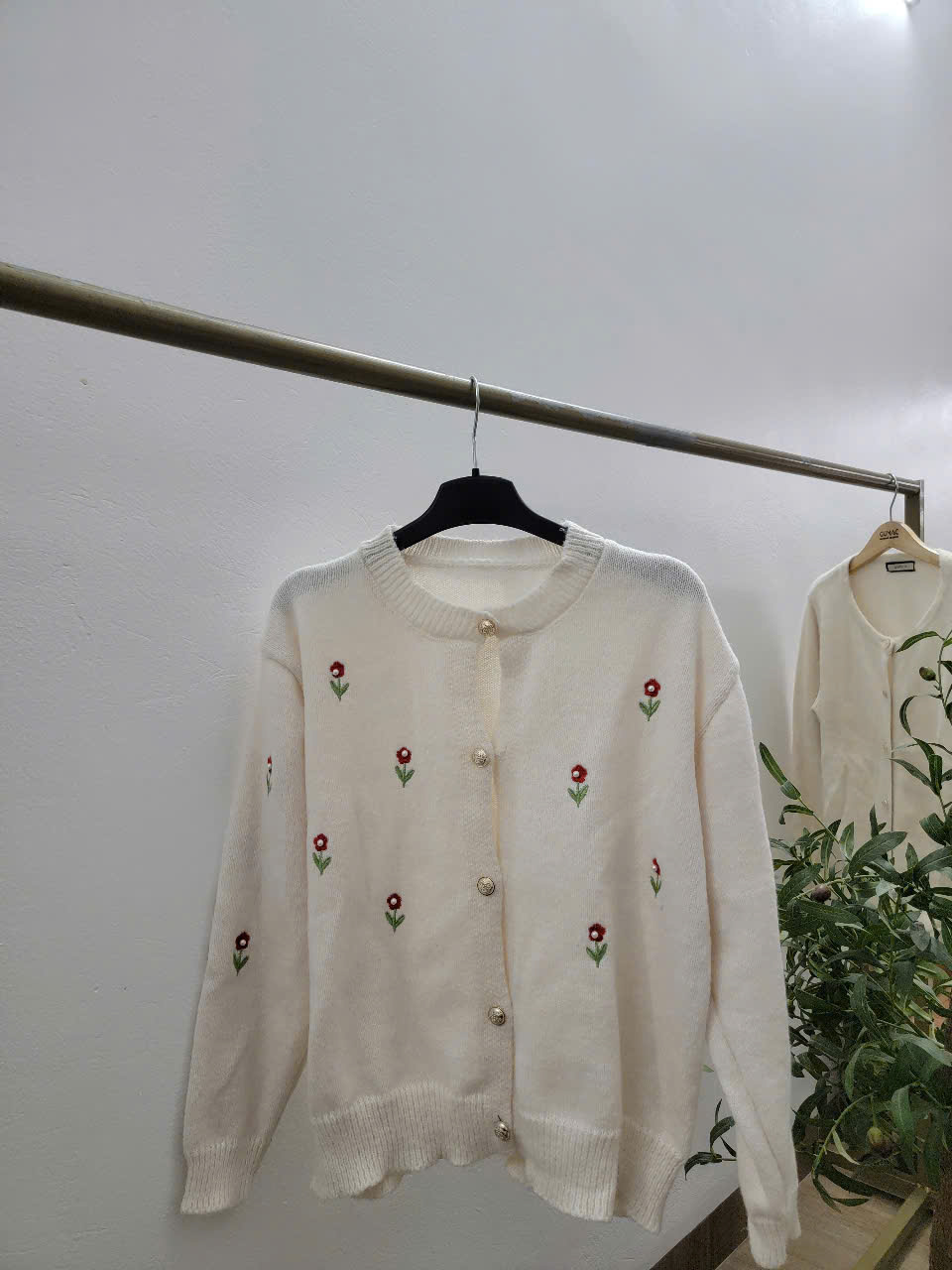Áo len Cardigan màu trắng phối hoa đỏ (si tuyển) - Vân Phương Shop