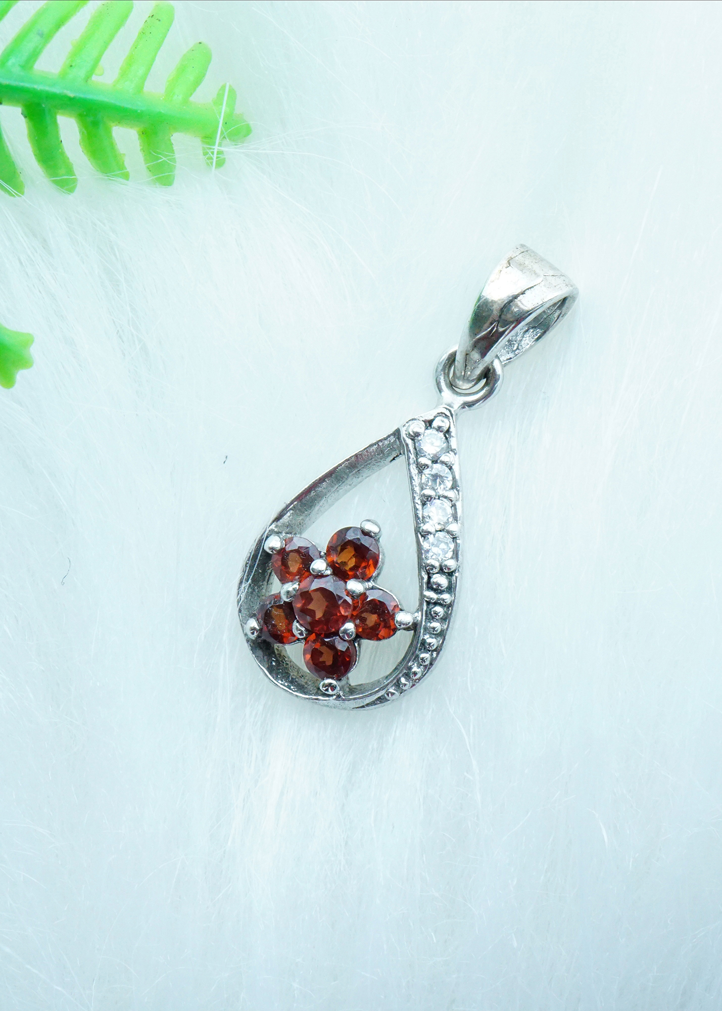 Mặt dây chuyền bạc 925 đính đá Garnet ngọc hồng lựu tự nhiên kiểu hoa MDG9
