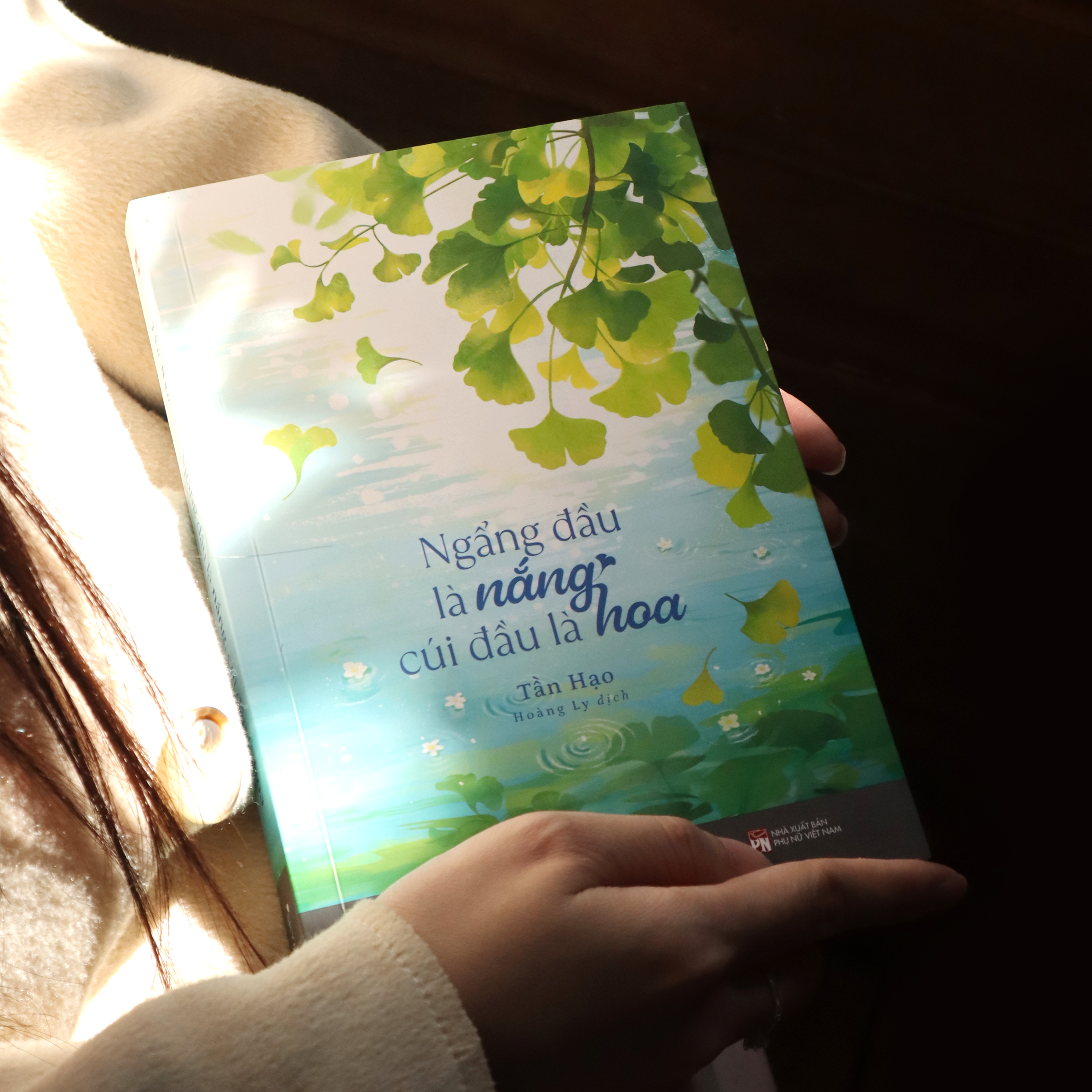 Sách Ngẩng Đầu Là Nắng, Cúi Đầu Là Hoa