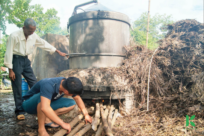 cách đun dầu tràm của người dân 