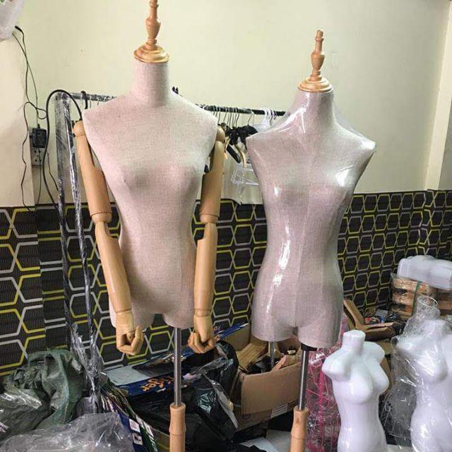 Manocanh có tay nhựa giả vân gỗ vàng.