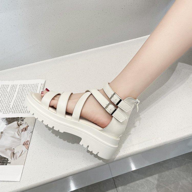 Giày sandal đế phẳng quai chéo phối khóa cài và dây khóa kéo sau lưng dành cho bạn nữ