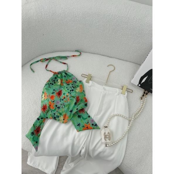 Set áo croptop cổ yếm hoa xanh lá cột dây lưng kèm quần suông trắng