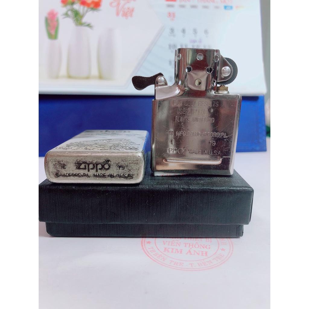 Bật lửa Zippo khắc ăn mòn xe Jeep màu Bạc loại giả cổ, có tem đỏ