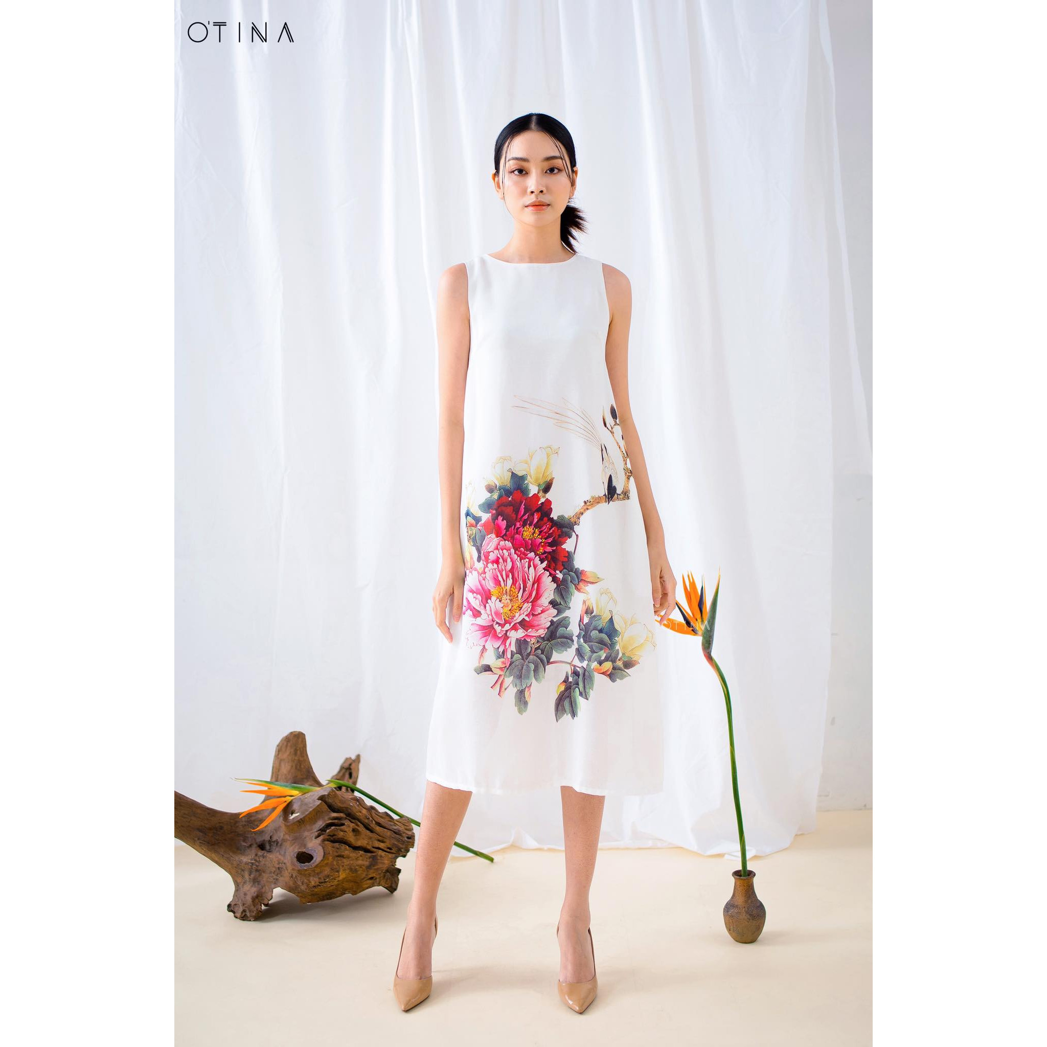Đầm trắng mẫu đơn đỏ