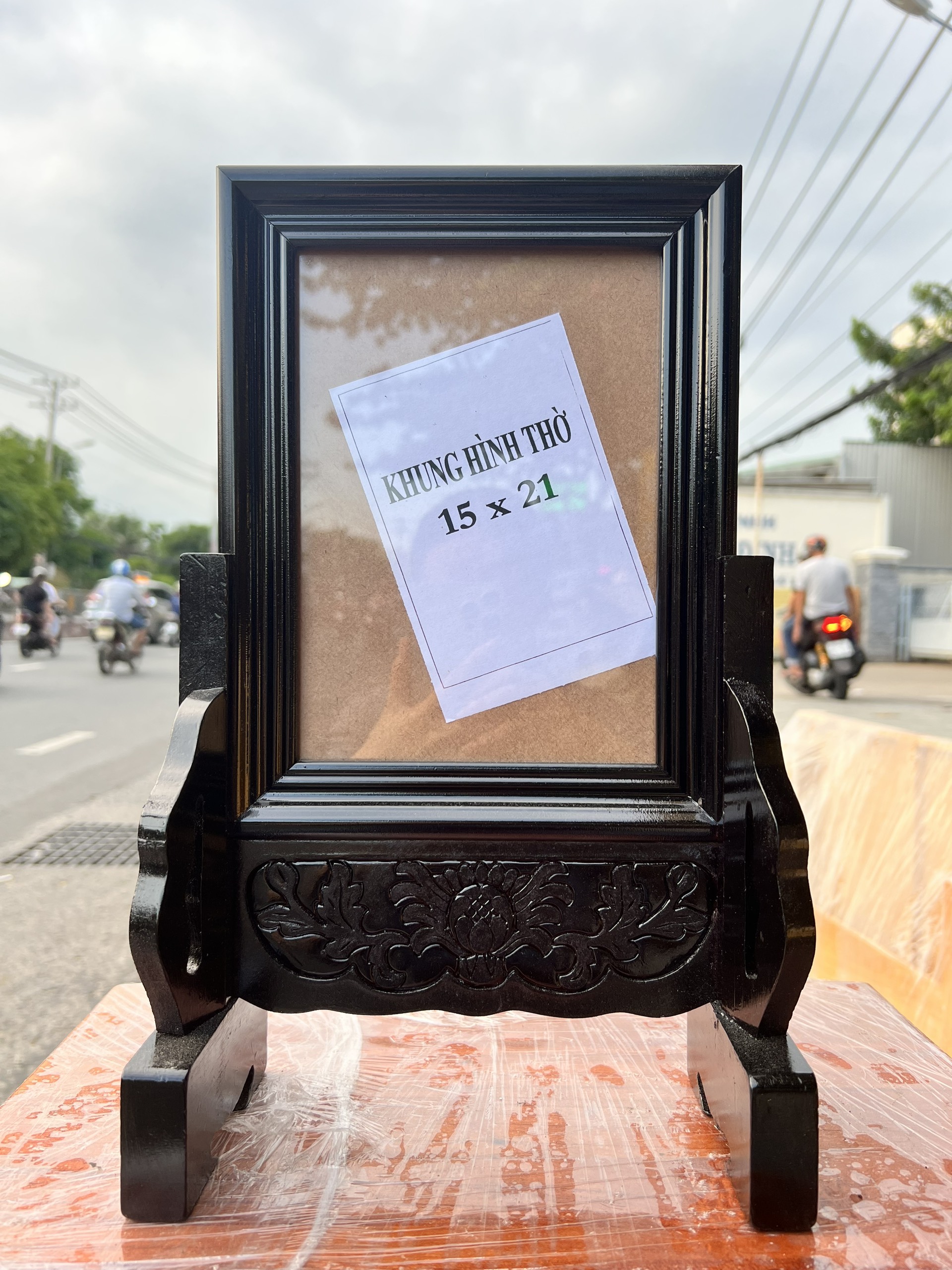 Khung ảnh thờ gia tiên gỗ tràm bông vàng để ảnh 15 x 21cm- 2 màu