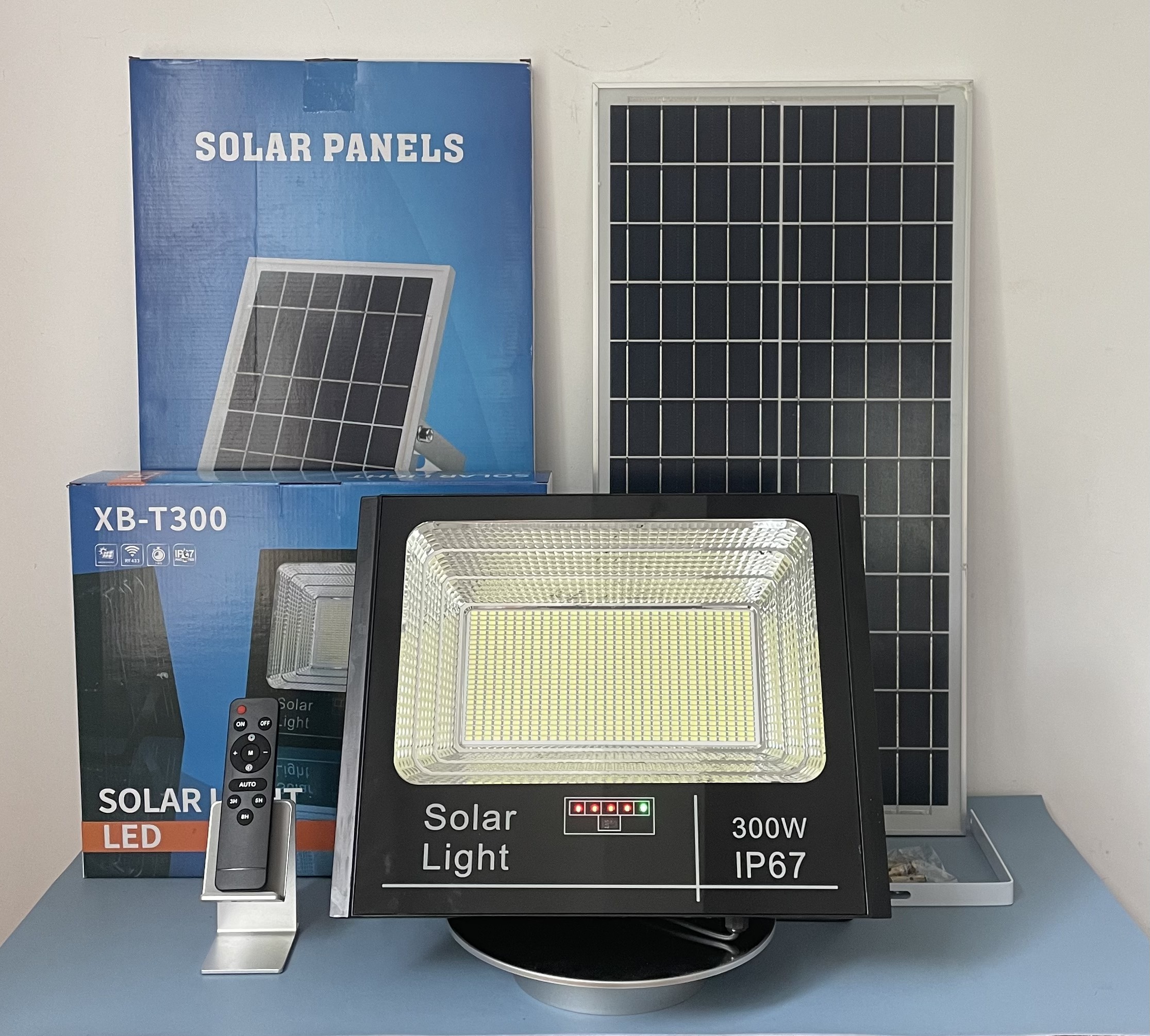 Đèn pha năng lượng mặt trời 300W – Vỏ nhôm, Tấm pin NLMT rời, Ánh sáng trắng, Báo pin ngoài- 300W pha