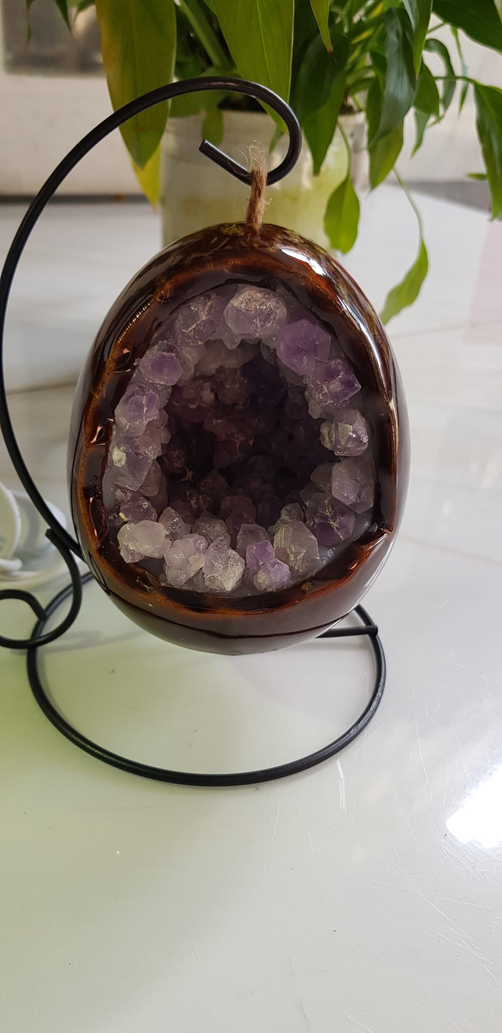 Miếng thạch anh tím tự nhiên hốc sâu có đế kiểu có đèn điện công dụng hút tài lộc Size cả chân Cao 16cm đk 12cm miếng tím cao 10cm x đk 8cm Anh Chị để bàn trang trí nhà bàn thờ Thần Tài và treo trong phòng làm đèn ngủ may mắn màu tím thật sự rất tốt đẹp ạ