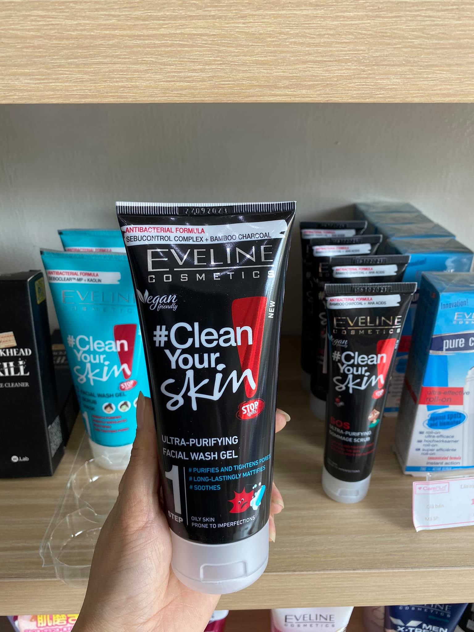 Tặng son dưỡng môi dưa hấu - Gel rửa mặt sạch mụn kiềm dầu Eveline Clean Your Skin 200ml