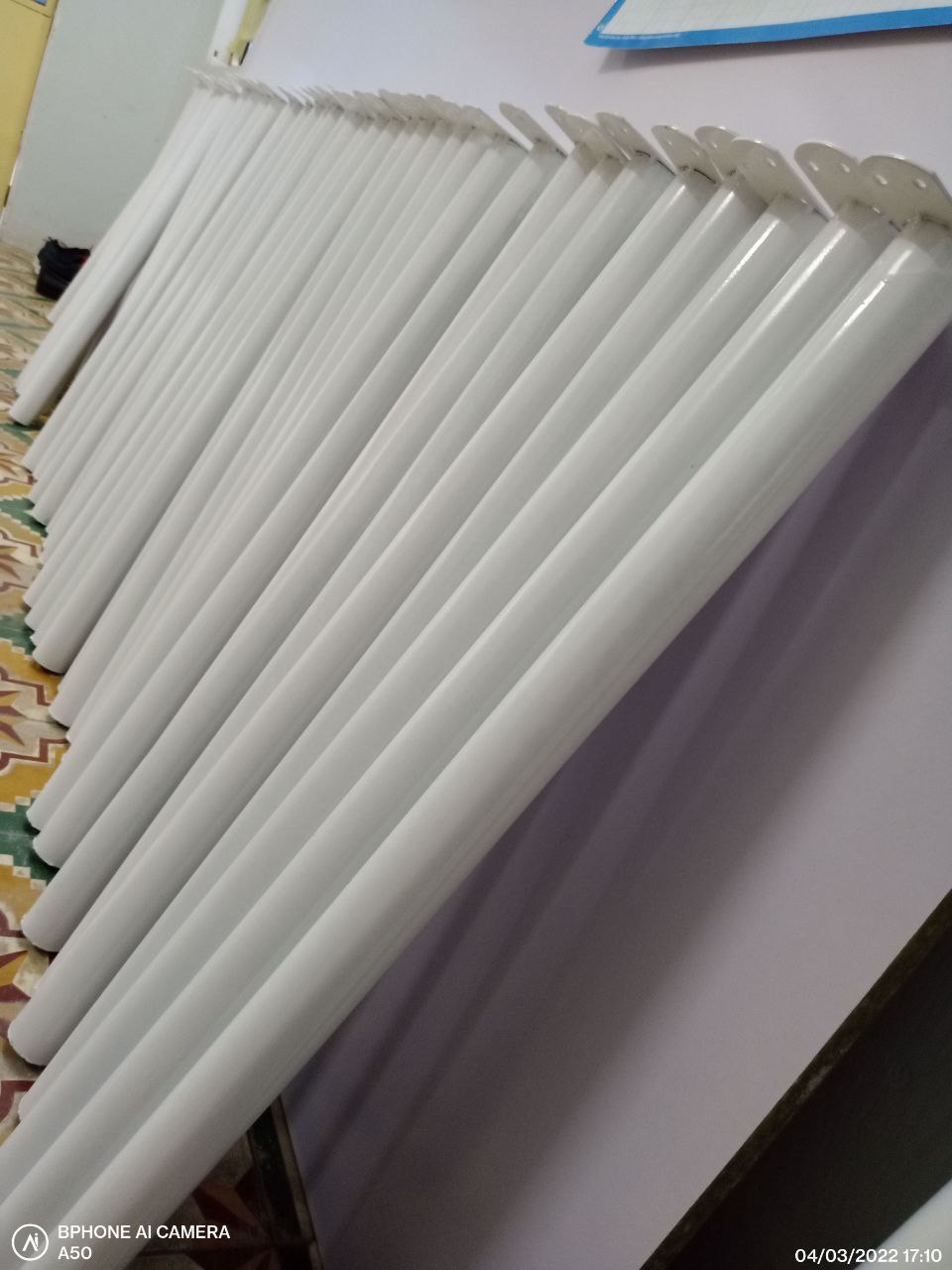 4 chân bàn sắt trắng , cao 72cm .phù hợp cho mọi loại bàn gỗ , đi kèm 16 ốc vít