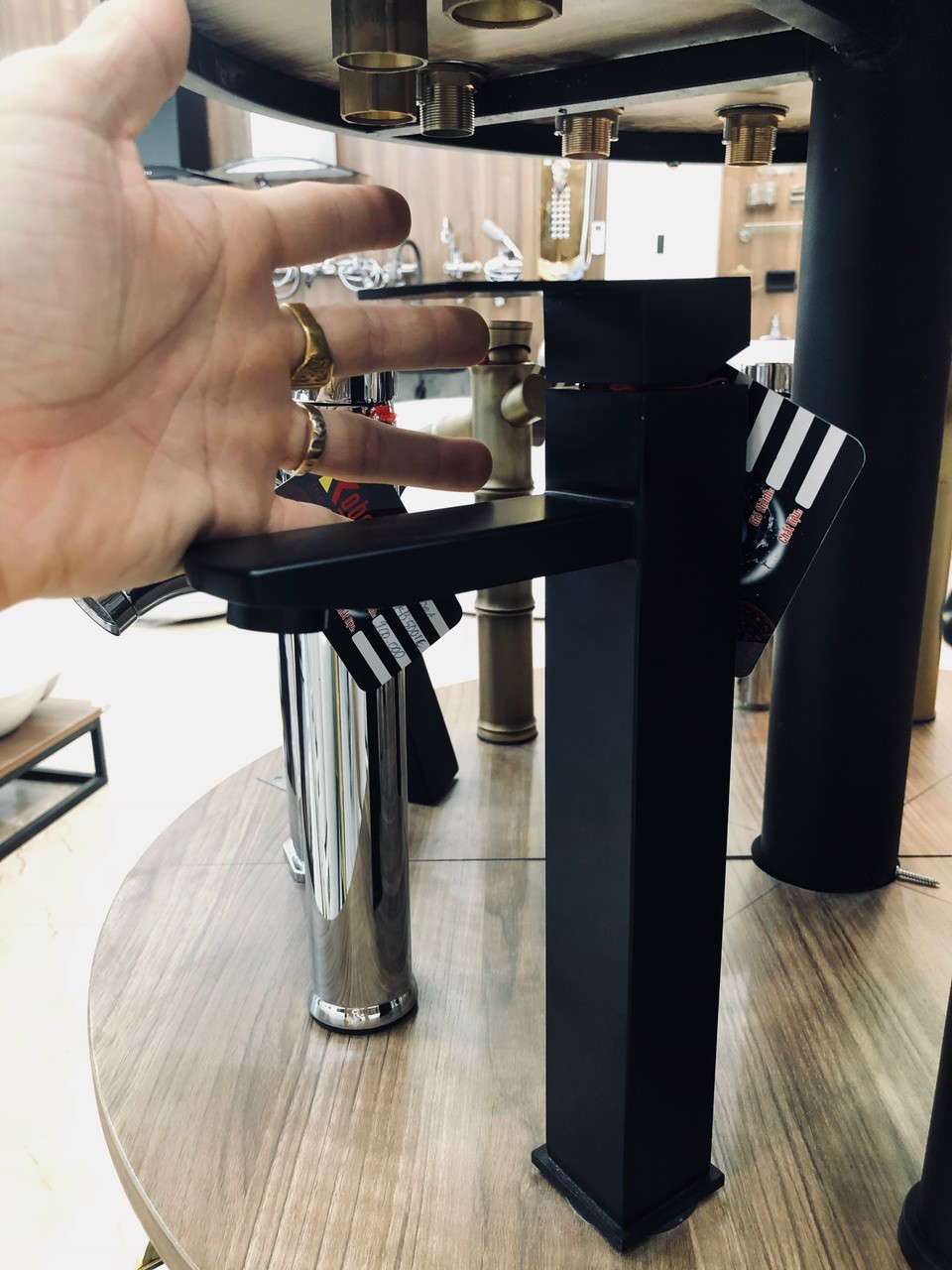 VÒI RỬA MẶT NANO ĐEN CAO 30CM HÌNH VUÔNG NÓNG LẠNH CAO CẤP