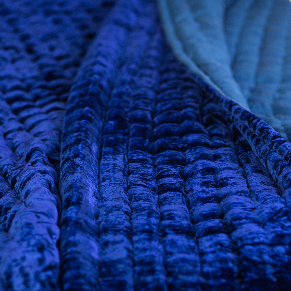 Chăn Nhung Lụa Chần Bông Điều Hòa Cao Cấp Dùng Bốn Mùa - Chăn Khâu Sa Hạt Màu Mastrict Blue I Silk Velvet Blanket.
