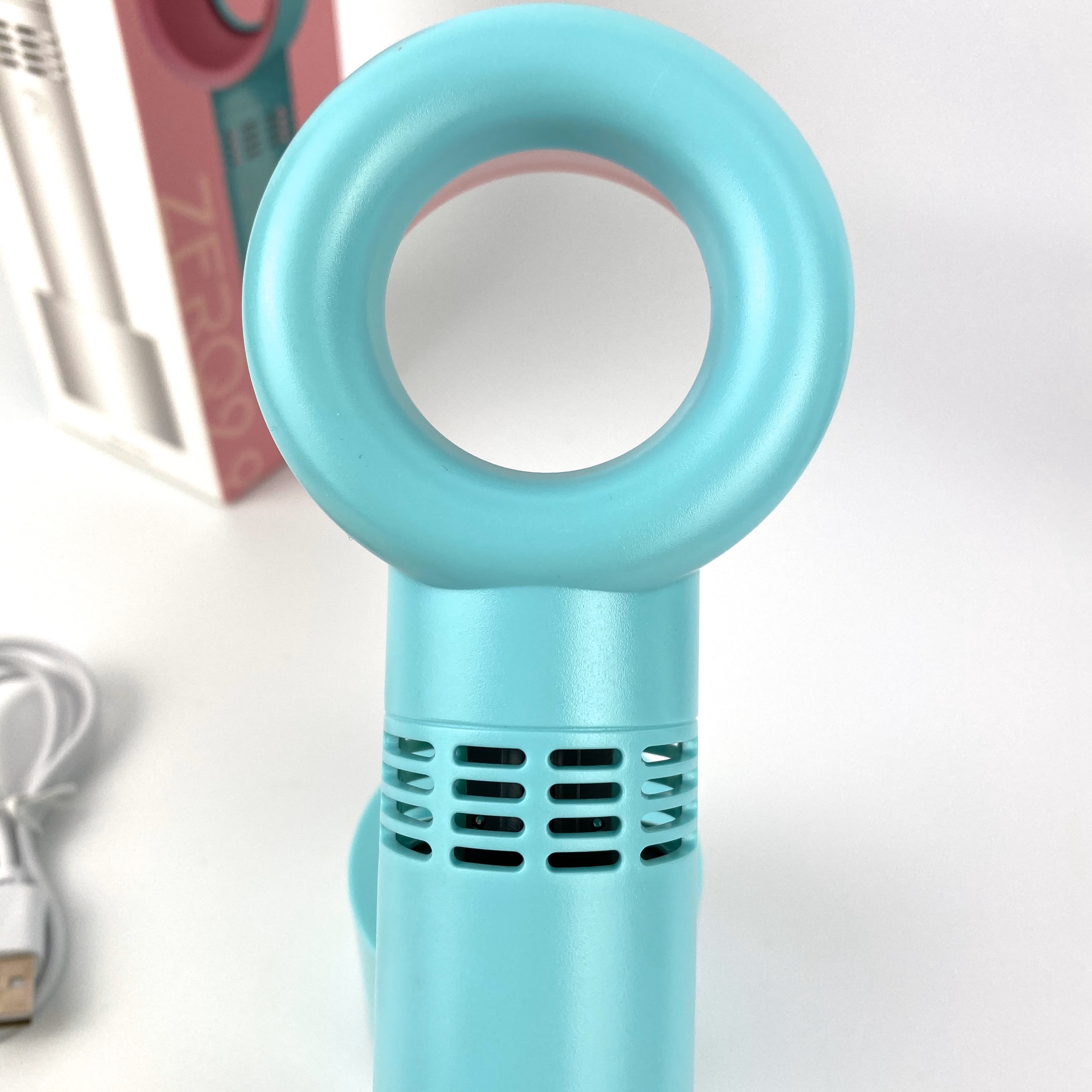 Quạt Mini Cầm Tay Không Cánh KC1 Để Bàn Nhỏ Gọn 3 Tốc Độ Gió Pin 10 Tiếng, Động Cơ Êm Ái, Không Gây Ồn, Có Thể Mang Lên Lớp Học, Văn Phòng, Sử Dụng Pin Sạc, Cổng Sạc Usb Tiện Lợi, Có Đế Gắn Để Bàn, Nhiều Màu Sắc