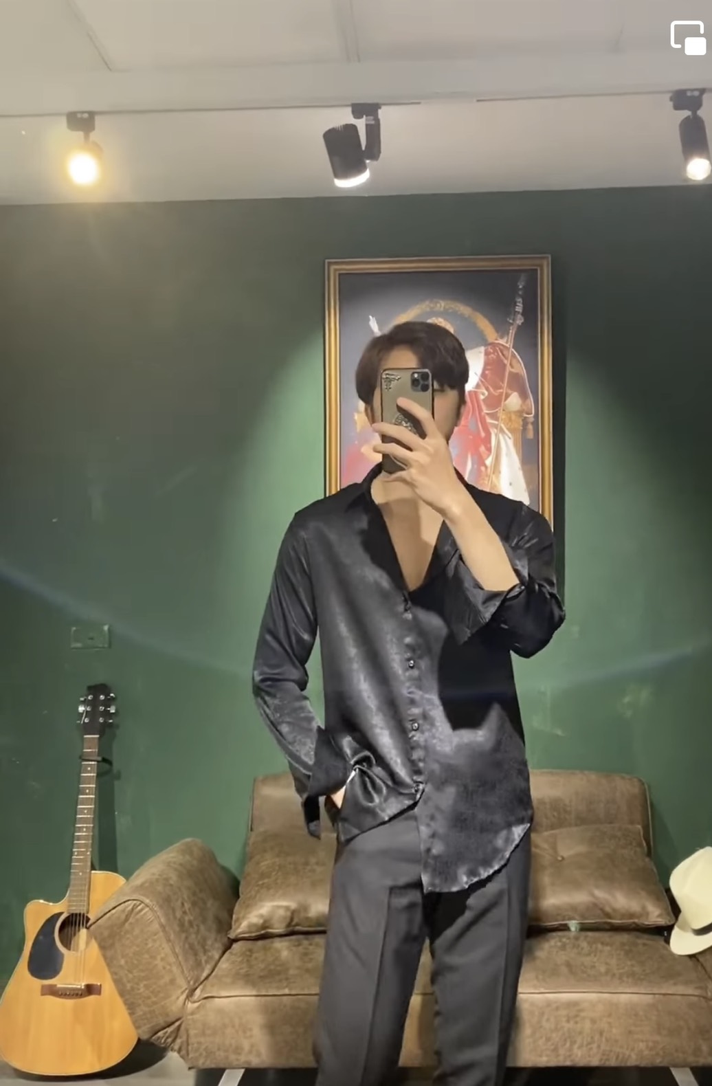 Áo sơ mi nam đen trơn dài tay form rộng họa tiết