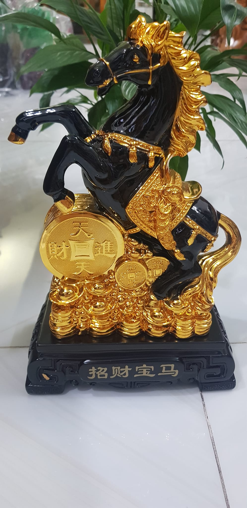 Tượng Ngựa Đen Hay Hắc Mã Phong Thuỷ Đứng Tiền Đế Gỗ Mới đẹp Cao 33cm Ngang 21cm Sâu 11cm Ý nghĩa biểu tượng Thành Công Tài Lộc mệnh Thuỷ mệnh Mộc trưng phòng khách nhà , công ty, bàn làm việc , quà biếu tặng ạ