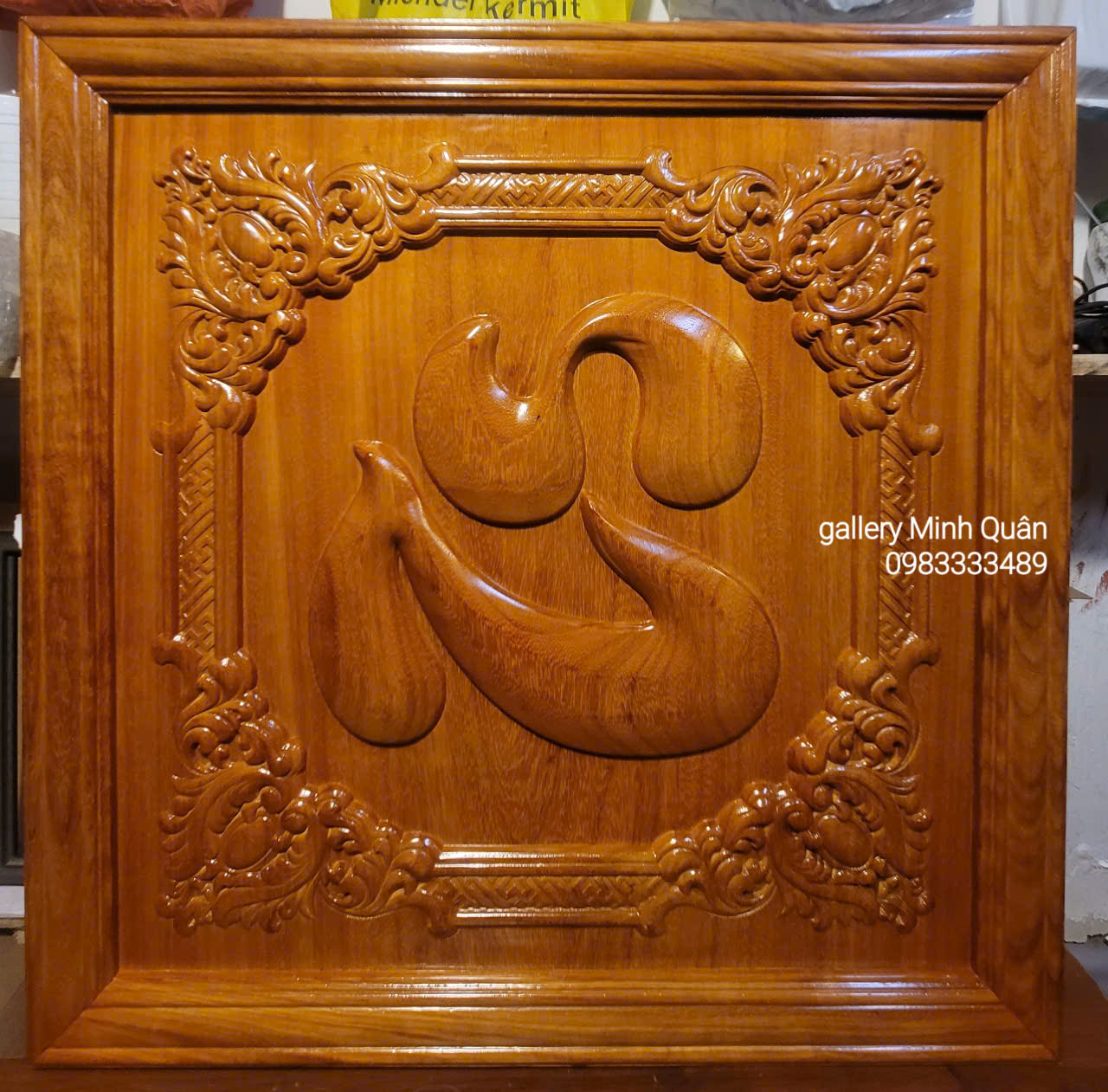 CHỮ TÂM - GỖ HƯƠNG LIỀN TẤM ĐỤC NỔI SƠN PU CAO CẤP
