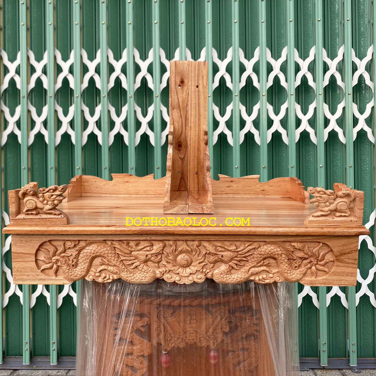 Bàn thờ treo tường gỗ xoan ngang 60cm Vàng - Kèm cặp eke gỗ
