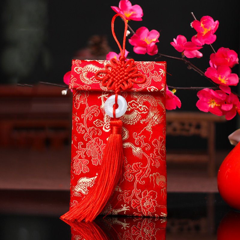 Túi gấm cổ trang lì xì đỏ có gắn đồng tâm kết mẫu ngẫu nhiên