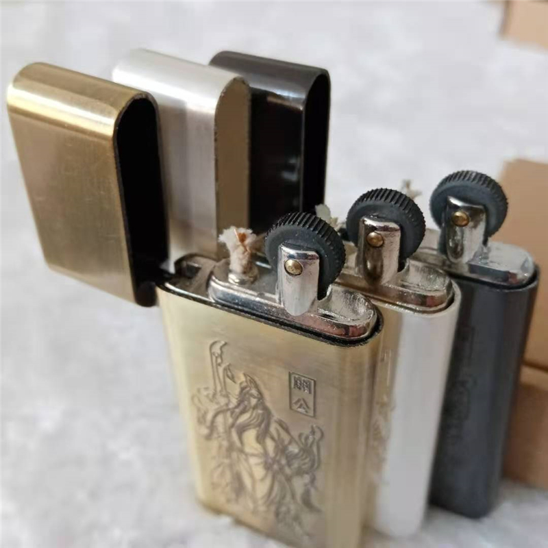 Hột Quẹt Bật Lửa Xăng Đá Dolphin HY-699Q Khắc Hình Quan Công/ Hoa Văn Độc Lạ - Nhiều Màu