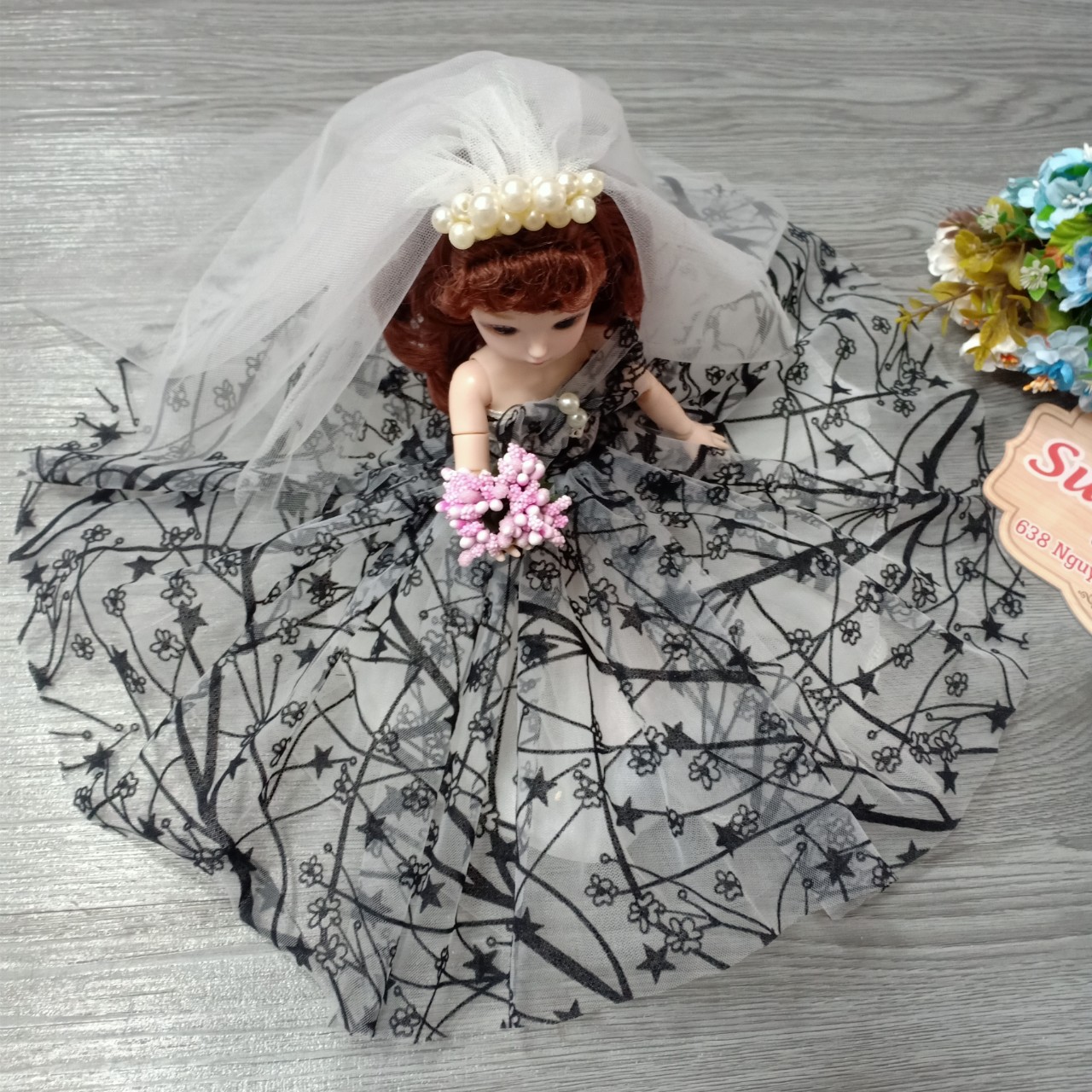 Búp bê cô dâu cao 30cm hoạ tiết đen trắng kèm cài đầu
