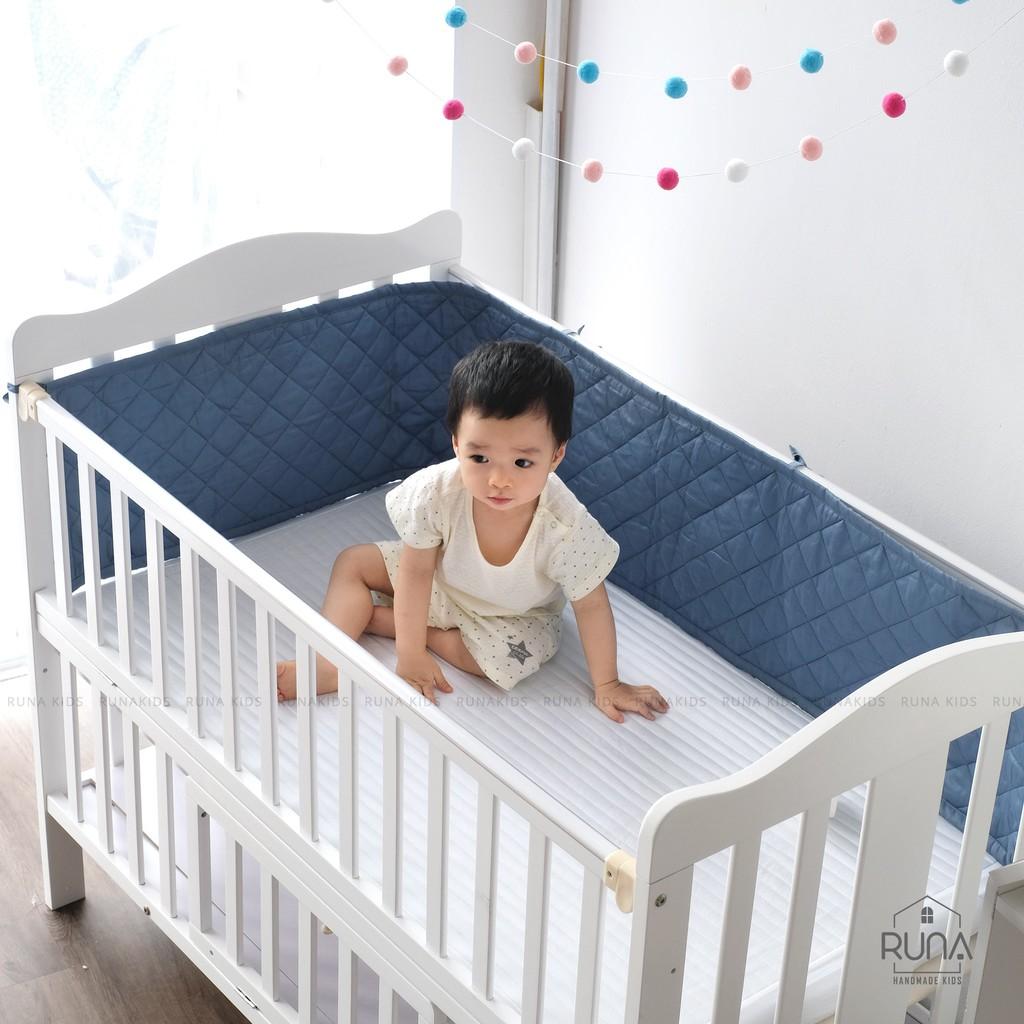 Quây cũi mỏng RUNA KIDS chất liệu Satin cao cấp mềm mịn, thoáng mát, an toàn cho làn da em bé