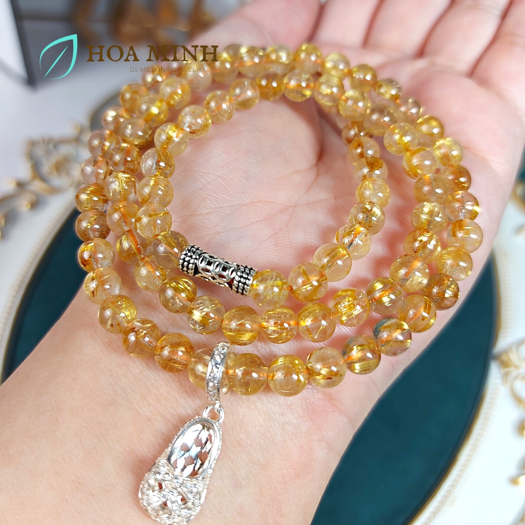 Vòng tay Thạch Anh Tóc Vàng thiên nhiên 6 li VIP quấn 3 vòng phối charm chiếc giày búp bê bạc ta chuẩn, hợp mệnh Kim Thổ